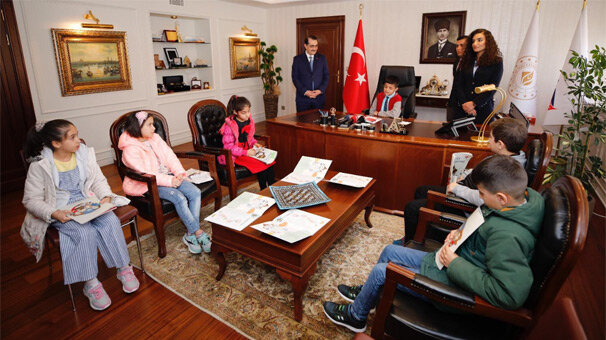 Bakan Dönmez, koltuğunu ilkokul öğrencisi Mustafa'ya devretti