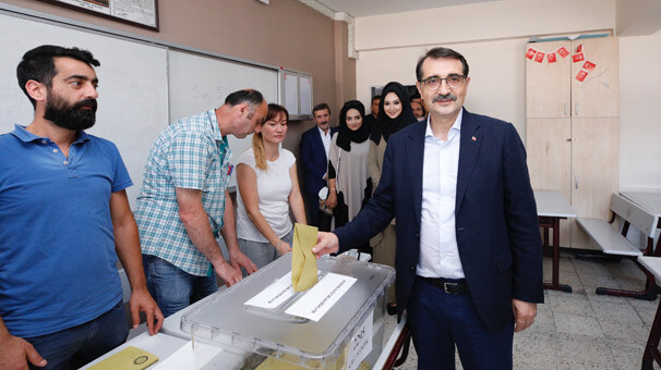 Bakan Dönmez oyunu Üsküdar'da kullandı