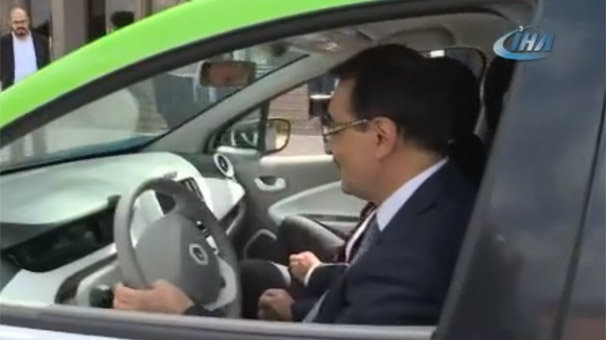 Bakan Dönmez yüzde 100 elektrikle çalışan aracı denedi