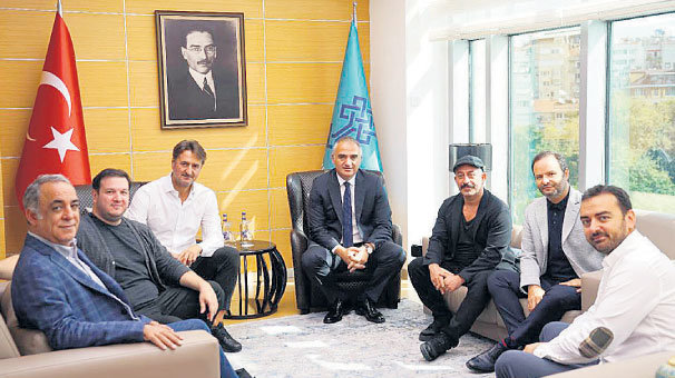 Bakan Ersoy yapımcı ve sanatçılarla buluştu