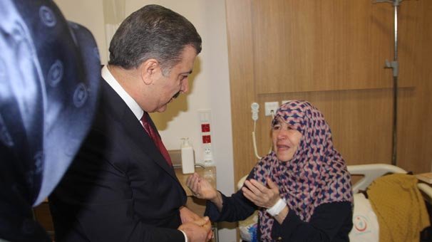 Bakan Koca'yı görünce gözyaşlarını tutamadı