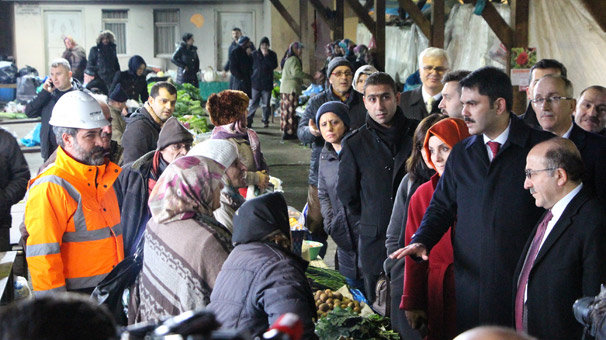 Bakan pazara indi, elleriyle dağıttı!