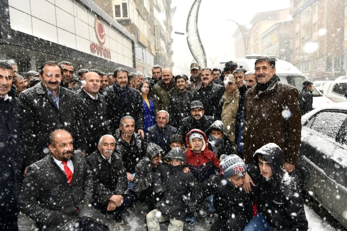 Bakan Soylu kar yağışı altında esnafı ziyaret etti