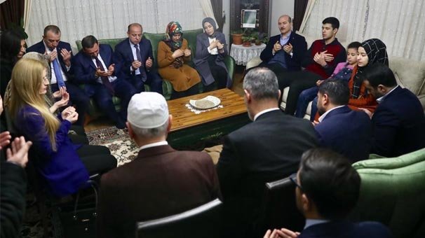 Bakan Soylu'dan şehit ailesine ziyaret