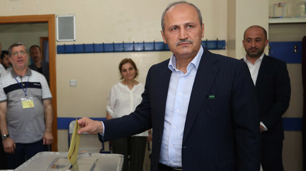 Bakan Turhan oyunu Üsküdar'da kullandı