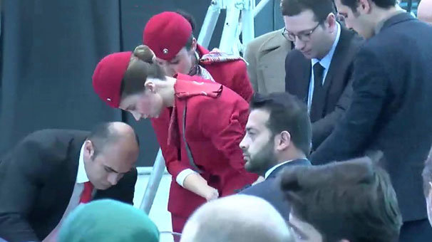 Bakan Turhan'ın konuşması sırasında bir hostes fenalaştı