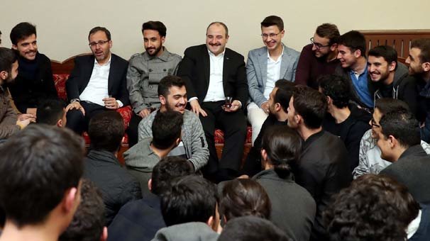 Bakanlar yeni yılı öğrenci yurdunda karşıladı