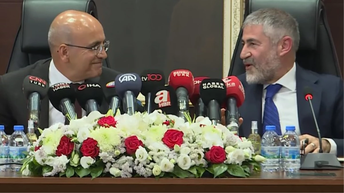 Bakanlığı devreden Nebati, Mehmet Şimşek'e bakarak 