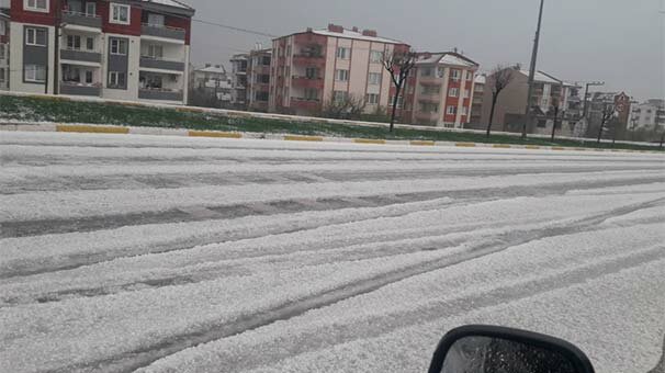 Balıkesir'de bir anda bastıran dolu vatandaşlara zor anlar yaşattı