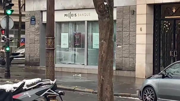 Banka girişine  “kapalıyız” afişi astılar, sonra da... Filmleri aratmayan olay