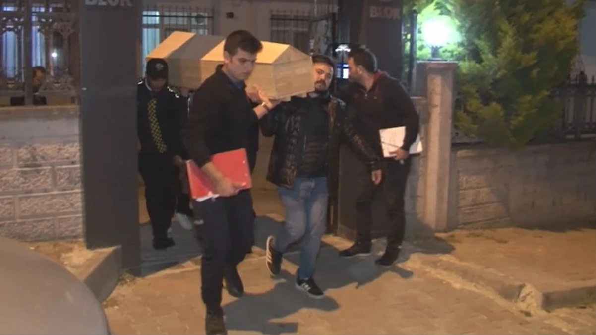 Banyoya giren adam, boğazından bıçaklanan karısını kanlar içerisinde buldu
