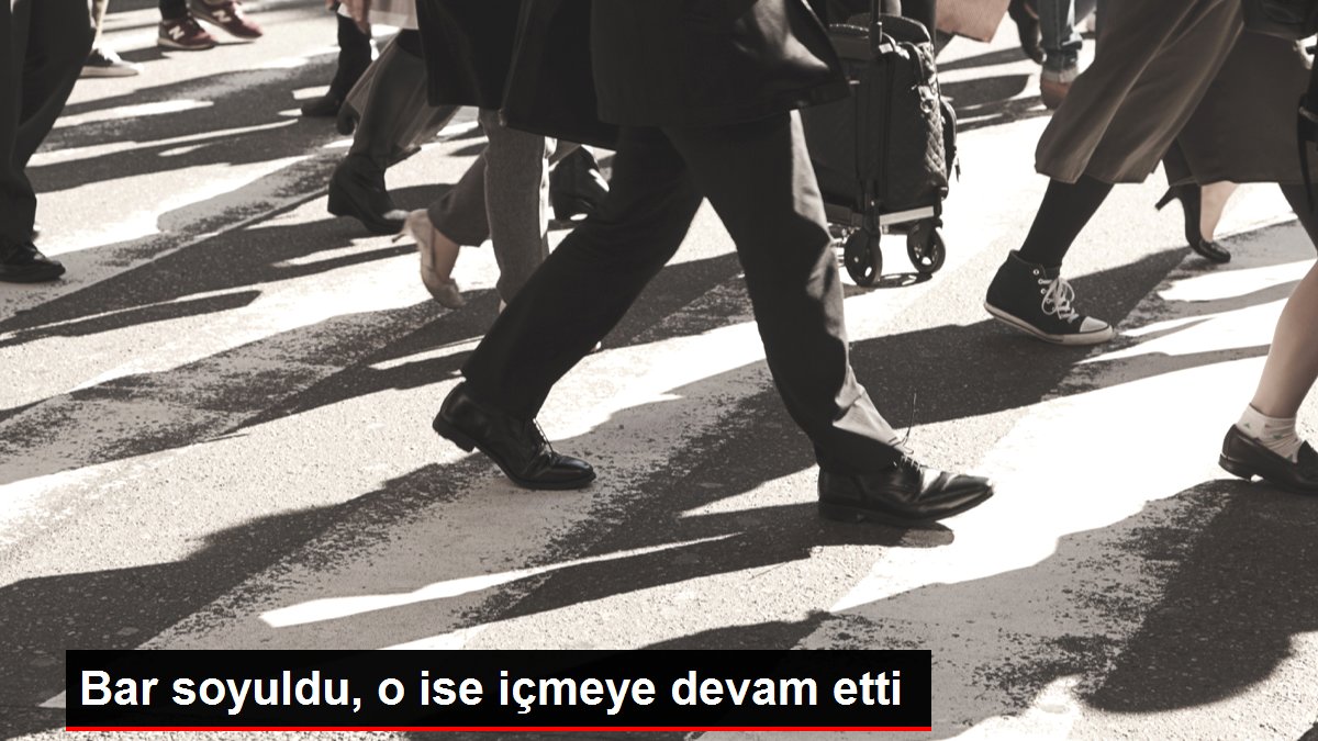 Bar soyuldu, o ise içmeye devam etti