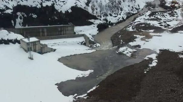 Baraj gölünde sızıntı başladı, 12 ev tahliye edildi