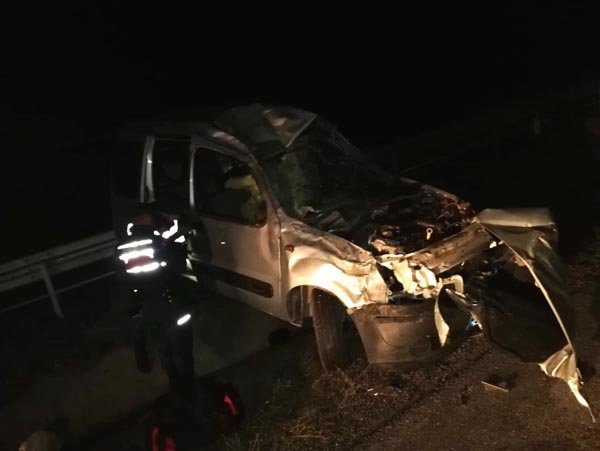 Bariyere çarpan araç hurdaya döndü!