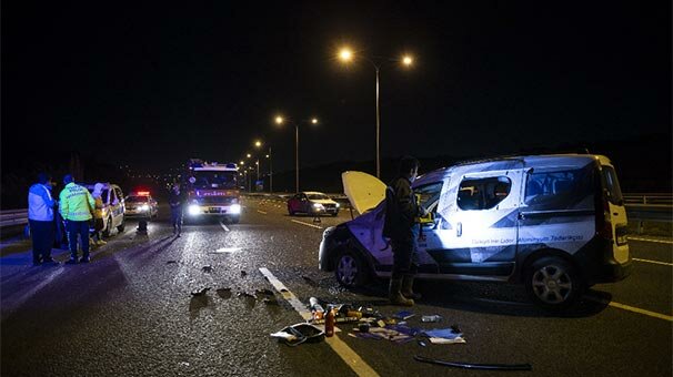 Bariyerlere çarpıp takla attı! Dumanların görünce...