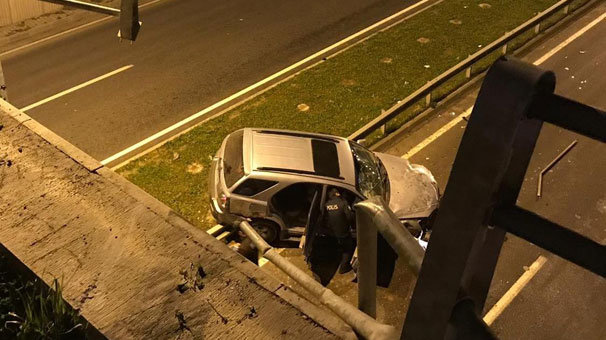 Bariyerleri kırıp üst geçitten uçtu!