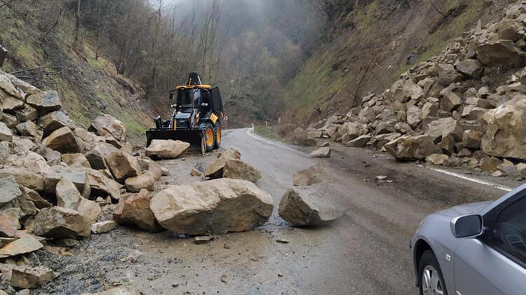 Bartın'da heyelan! Kayalar yola düştü