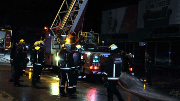 Başkent'te 5 katlı mobilya mağazasında yangın