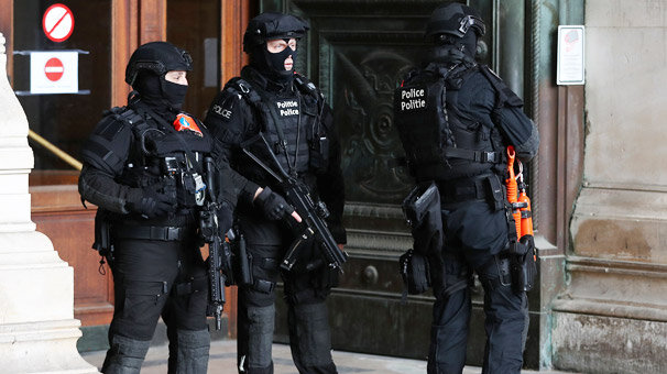 'Batı Avrupa'da aşırı sağ silahlanıyor!'