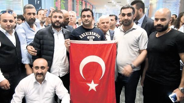 Bayrakla karşılandı