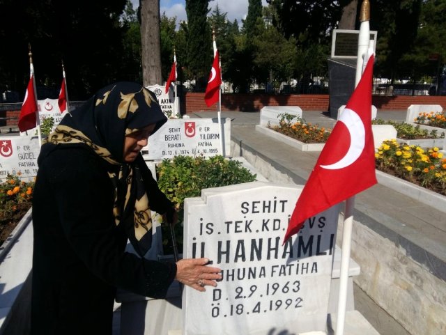Bayramda ilk ziyaretini şehit oğlunun kabrine yaptı