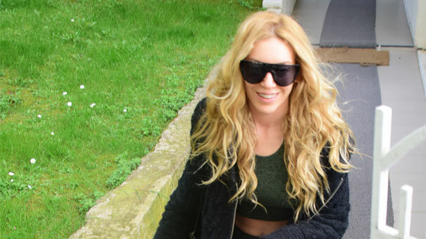 Bebeğe tebessüm etti