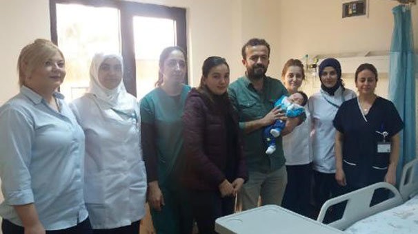 Bebeklerinin göbeğinden dışkı geldiğini görünce...