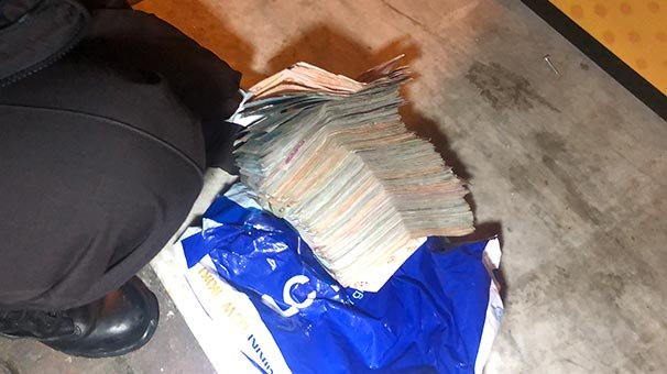 Bekçiler çöpten poşet almaya çalışan çiftten şüphelendiler! Yaklaşıp içine bakınca...