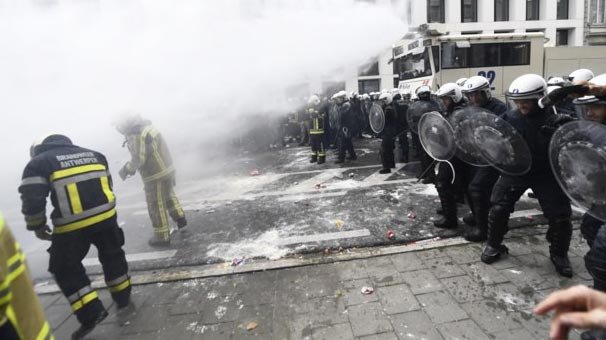 Belçika’da polis ve itfaiyeciler birbirine girdi