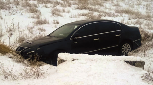 Belediye başkanının da olduğu makam aracı su kanalına girdi