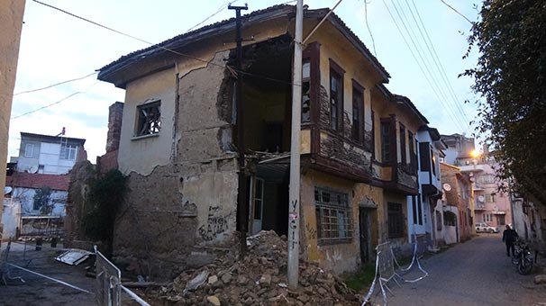 Belediye önlem aldı! Deprem sonrası tahliye edildiler...