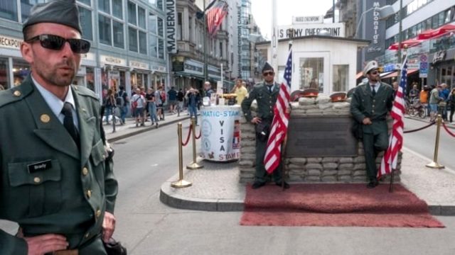Berlin Duvarı'nın yıkılışının 30. yılı: Checkpoint Charlie'de 'ABD askerleri' gibi giyinen...