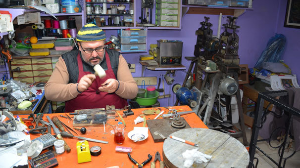 Besnide gümüş ve yüzük ustası tarihe dayanmaya çalışıyor