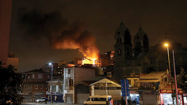 Beyoğlu'nda 3 katlı bina alev alev yandı