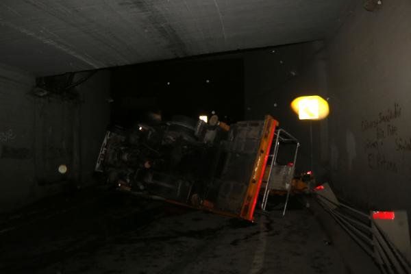 Beyoğlu'nda vinç devrildi, yol trafiğe kapandı!