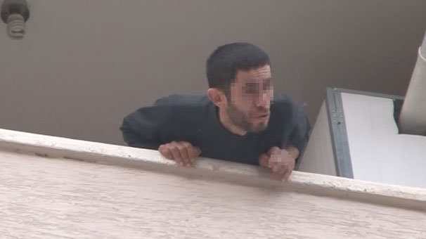 Bileklerini kesti, gazetecileri görünce 'Bileklerimi kestiler' diye bağırdı