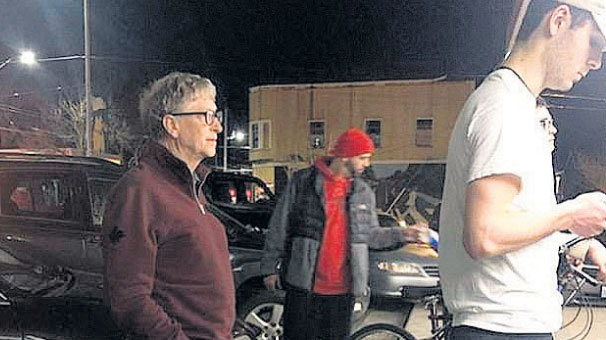 Bill Gates 3 dolarlık burger kuyruğunda