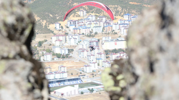 Bin 200 rakımlı tepeden nefes kesen atlayış!