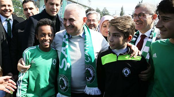 Binali Yıldırım genç sporcularla bir araya geldi