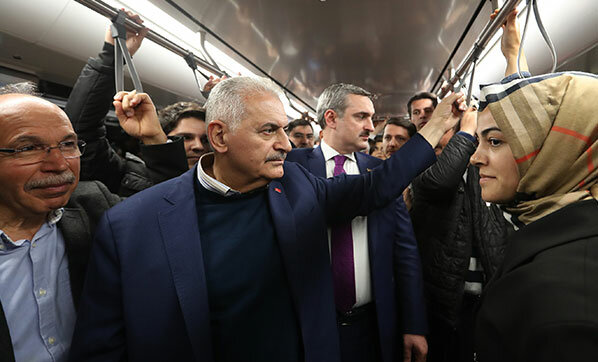 Binali Yıldırım, mitinge metroyla gitti