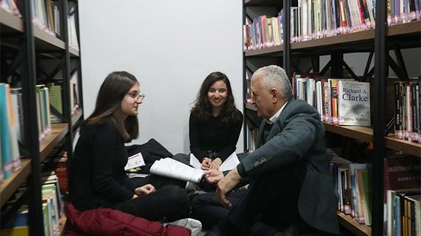 Binali Yıldırım öğrencilere problem çözümünde yardım etti