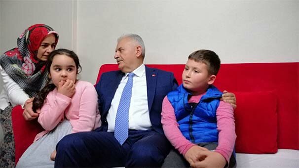 Binali Yıldırım'dan teravih namazı sonrası sürpriz ziyaret