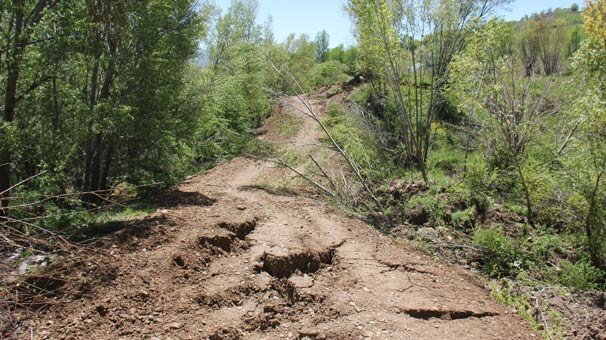 Bingöl'de heyelan! Yollarda yarıklar oluştu