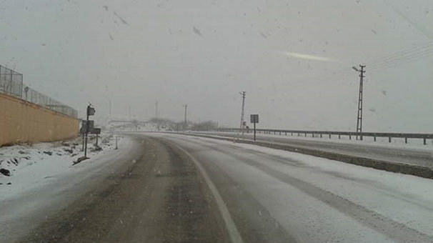 Bir anda bastırdı! Yollar beyaza büründü