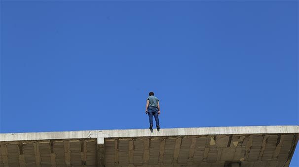 Bir anda çatıya çıkıp... Korku dolu anlar