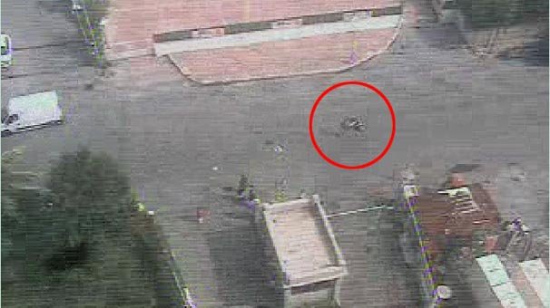 Bir anda yere düştü! Metrelerce sürüklendi