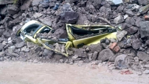 Bodrum'da iki yerde duvar çöktü, 4 otomobil hasar gördü