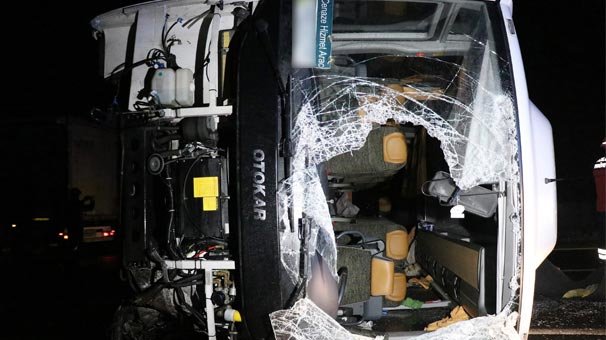 Bolu'da minibüs devrildi: İtfaiye ekipleri insan aradı!