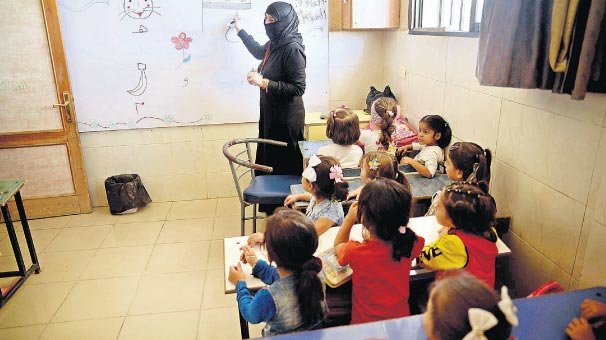 Bombalara inat eğitime devam