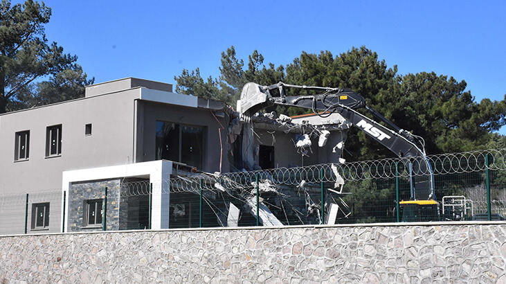 Bornova'daki 2B arazilerinde yıkım başladı